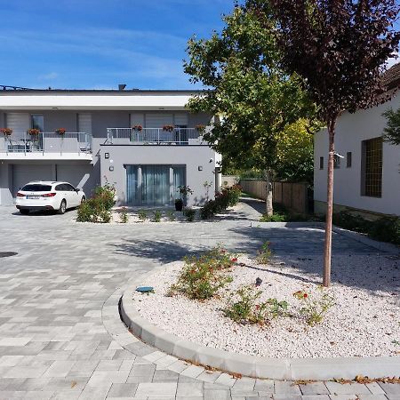 Linden Apartman 001 - Adults Only Mosonmagyaróvár Esterno foto