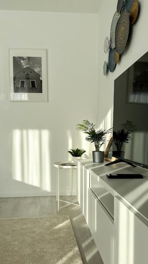 Linden Apartman 001 - Adults Only Mosonmagyaróvár Esterno foto