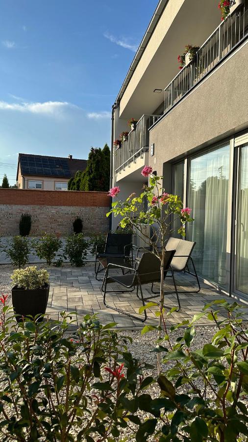 Linden Apartman 001 - Adults Only Mosonmagyaróvár Esterno foto