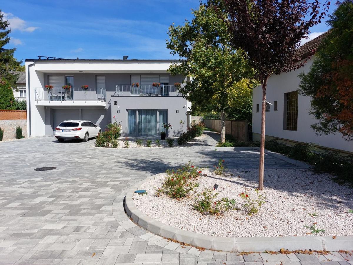 Linden Apartman 001 - Adults Only Mosonmagyaróvár Esterno foto