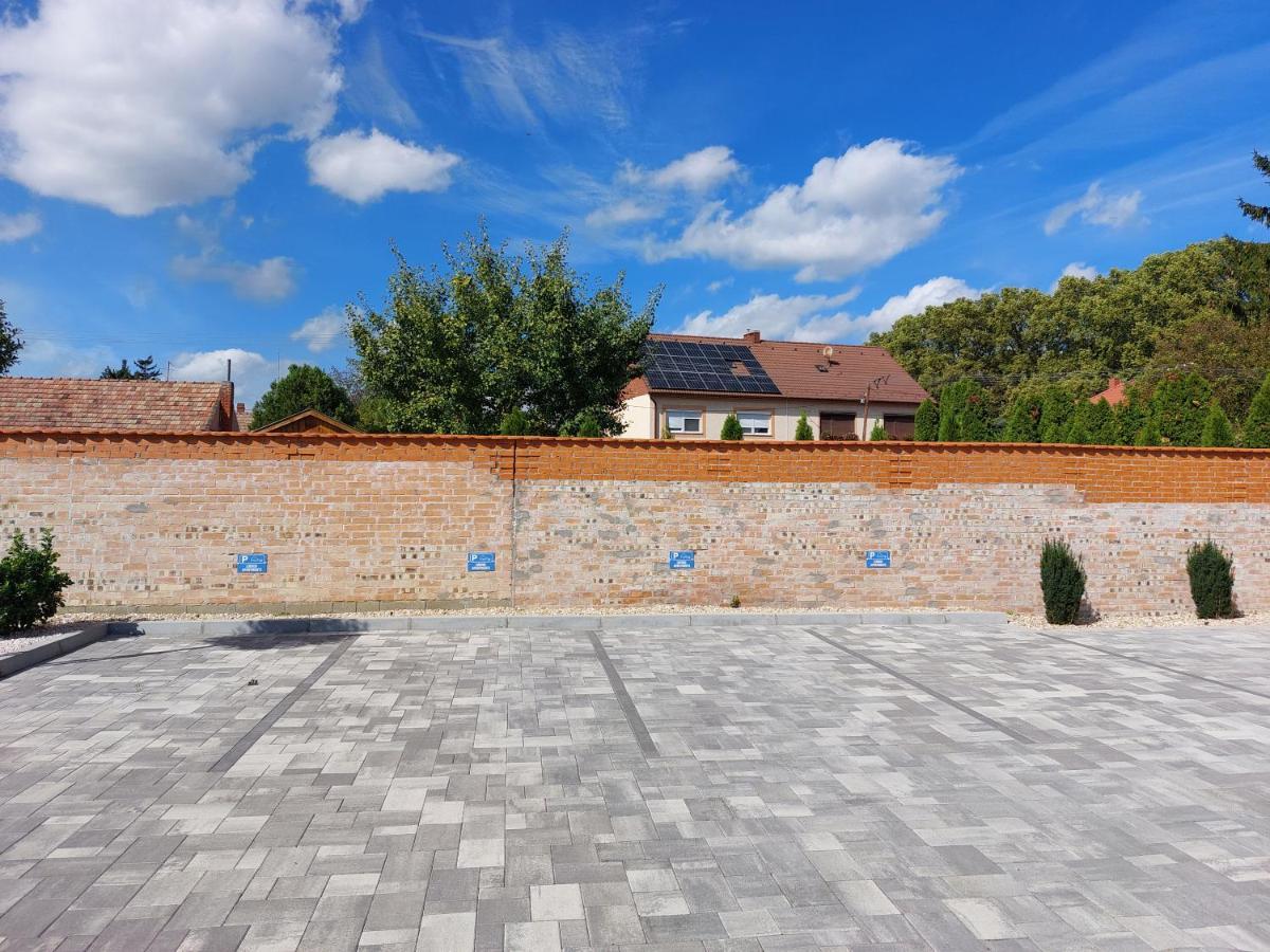 Linden Apartman 001 - Adults Only Mosonmagyaróvár Esterno foto